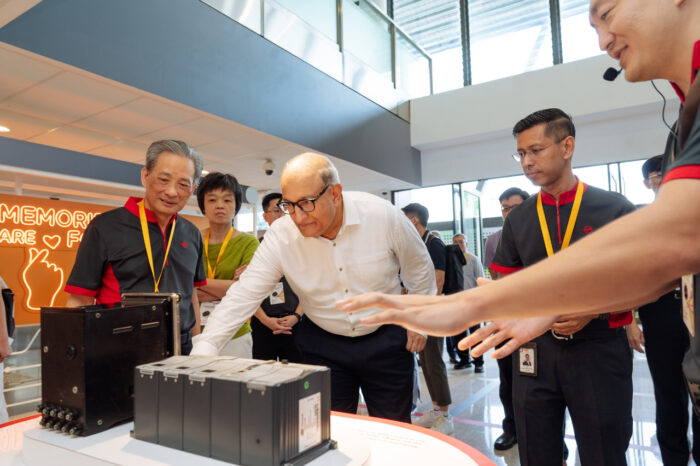 Transport Minister S Iswaran at the Singapore Rail Discovery Centre. (Photo: SMRT/Facebook)