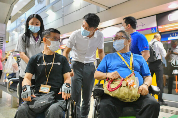 Mr Baey Yam Keng, Senior Parliamentary Secretary for Transport, with wheelchair user Mr Tan (in black shirt) and Station Guide & Travel Buddy Ms Yan (in blue shirt). (Photo: Baey Yam Keng/Facebook)
