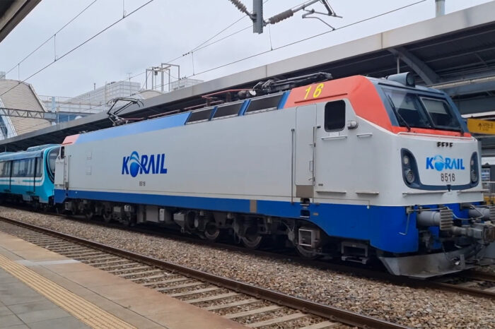 Hyundai Rotem J151 being hauled by Korail's Class 8500 locomotive. (Image: Screengrab from 양준서레일TV/YouTube)