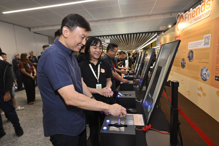 Transport Minister Chee Hong Tat trying his hand at the TEL Train Simulator during the TEL4 Public Preview. (Image: Chee Hong Tat/Facebook)
